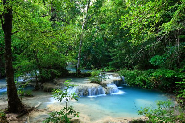 آبشار جنگلی عمیق در تایلند آبشار ایروان