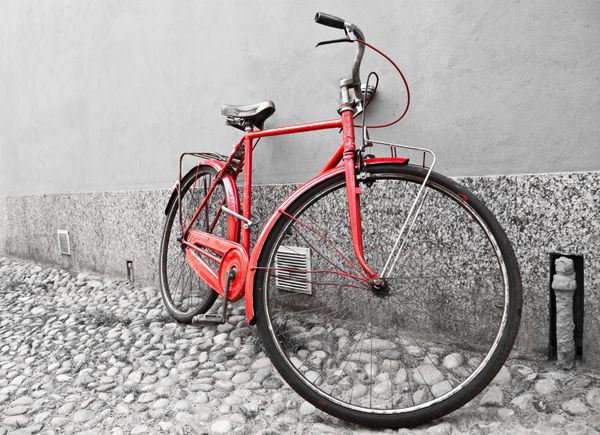 دوچرخه قرمز قدیمی رنگی انتخابی