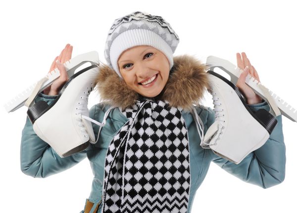 زن خندان به سبک زمستانی با اسکیت جدا شده در زمینه سفید