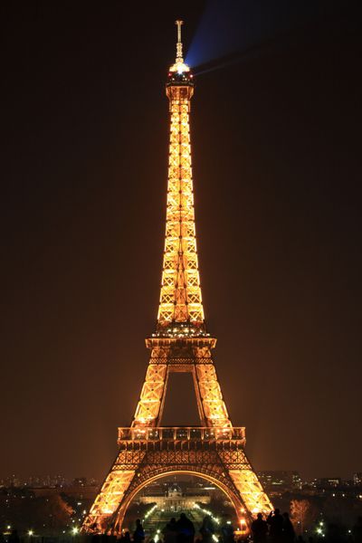 پاریس - 20 آوریل نمایش نور و پرتو برج ایفل در غروب در 20 آوریل 2010 در پاریس برج ایفل بلندترین بنای تاریخی فرانسه از 20000 لامپ در نمایشگاه استفاده می کند