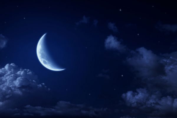 ماه بزرگ و ستاره ها در آسمان آبی شب ابری منظره زیبای فوق العاده