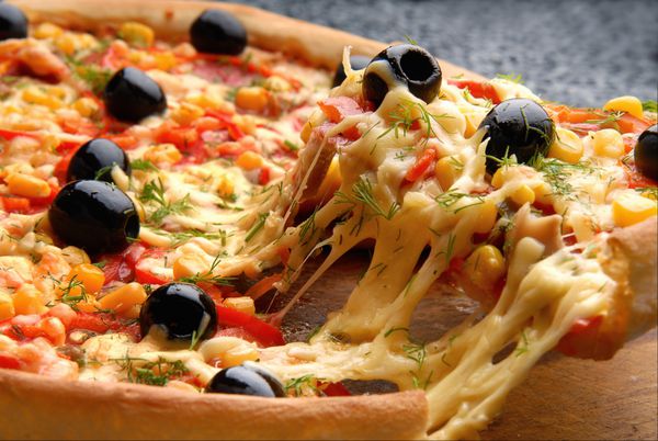 پیتزا گرد ایتالیایی با سالامی زیتون فلفل دلمه ای و پنیر