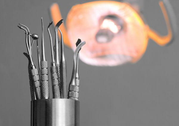 ابزار دندانپزشکی با لامپ در کلینیک