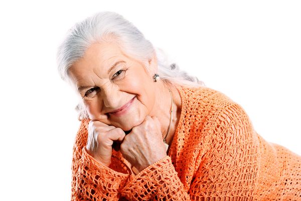 پرتره یک زن مسن خندان با زمینه سفید مجزا شده است