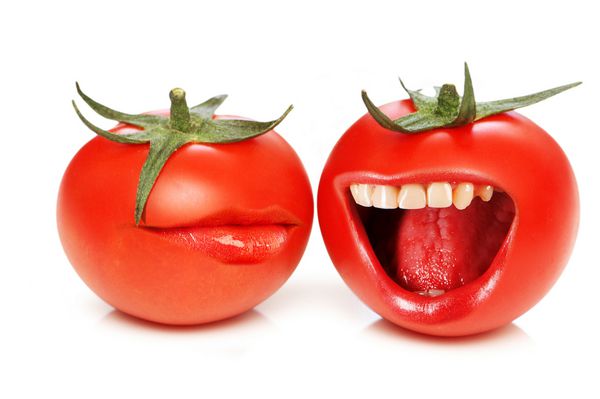 مفهوم خنده دار با گوجه فرنگی و دهان باز