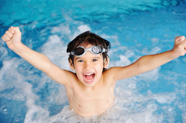 فعالیت در استخر شنا کردن کودکان و در آب شادی و تابستان
