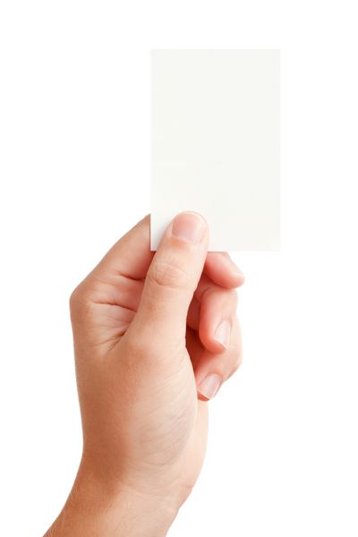 دست تاجر که کارت ویزیت کاغذی خالی را در دست گرفته است نمای نزدیک جدا شده در پس زمینه سفید