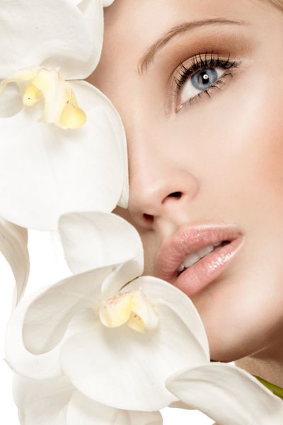 زیبایی زن جوان زیبا با گل دختر در پس زمینه سفید