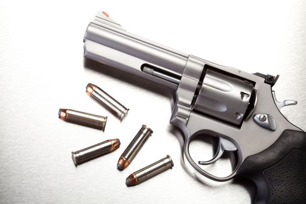 تفنگ با گلوله در موج سواری فولادی - تفنگ دستی هفت تیر مدرن
