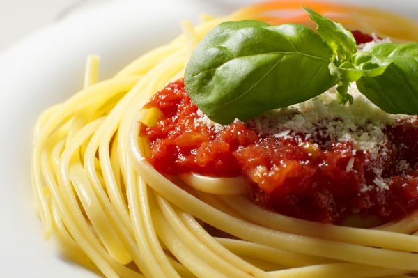 اسپاگتی با سس گوجه فرنگی و ریحان