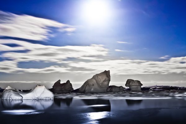 شب تابستان در قطب جنوب کوه های یخی شناور در نور ماه