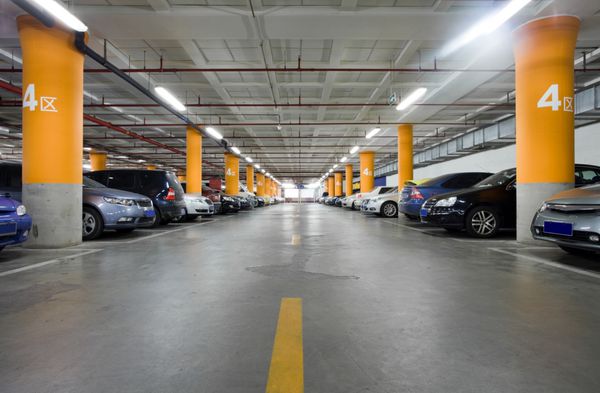 پارکینگ داخلی زیرزمینی با چند ماشین پارک شده