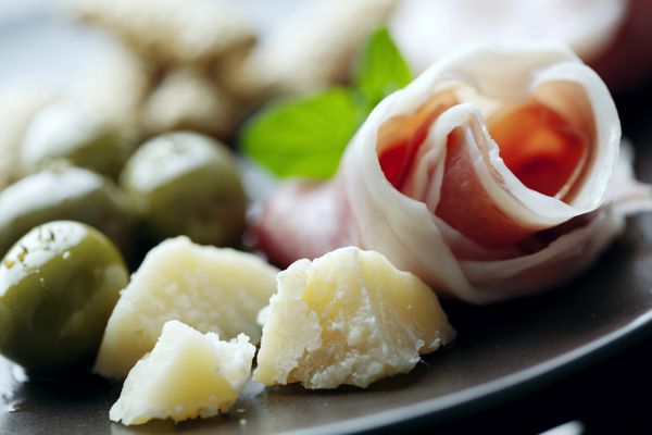 بشقاب غذاهای ایتالیایی مانند ژامبون پارما و پنیر پارمزان