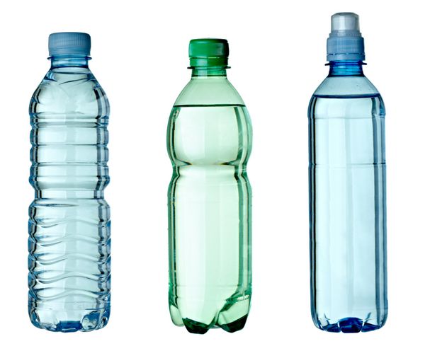 مجموعه ای از بطری های پلاستیکی خالی استفاده شده در پس زمینه سفید هر کدام جداگانه است