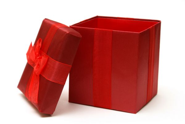 یک جعبه هدیه قرمز خالی با درب بسته برای قرار دادن آسان کالای خود در یک برنامه ویرایش po
