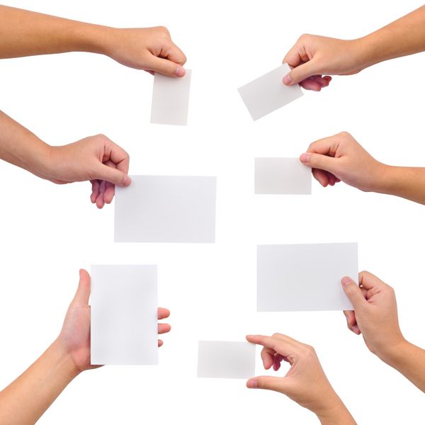 مجموعه ای از کارت های خالی در یک دست جدا شده روی سفید