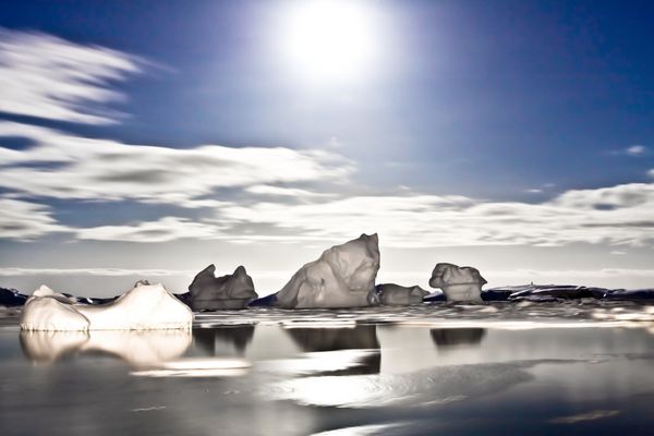 شب تابستان در قطب جنوب کوه های یخی شناور در نور ماه