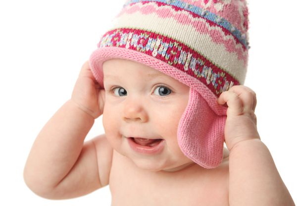 پرتره نزدیک از یک نوزاد شایان ستایش که کلاه زمستانی بافتنی بر سر دارد جدا شده روی سفید