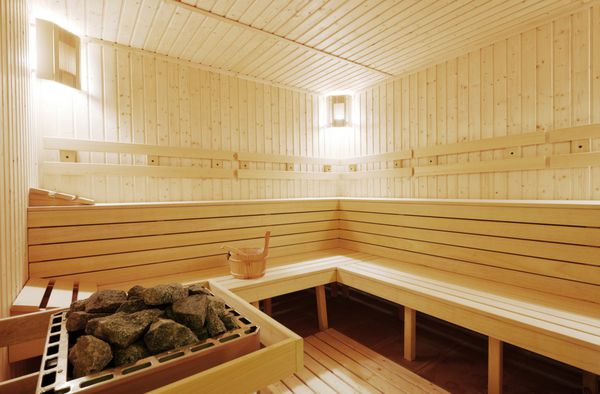 فضای داخلی یک سونای سنتی چوبی جدید به سبک فنلاندی ساخته شده از چوب کاج