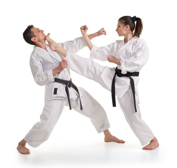 اسپارینگ ورزش کاراته مبارزه آموزشی دو مبارز در زمینه سفید