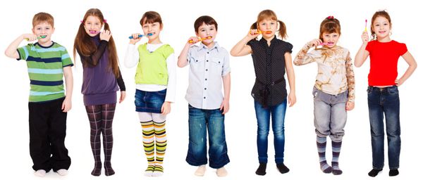 چند کودک در حال تمیز کردن دندان یا نگه داشتن مسواک در دست