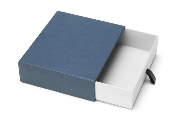 نمای مرتفع جعبه هدیه آبی خالی در پس زمینه سفید