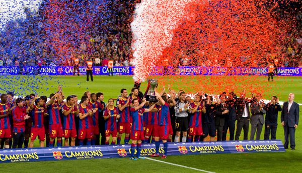celona - 15 مه بازیکنان fc celona جام را دریافت کردند و قهرمانی لیگ اسپانیا را در ورزشگاه کمپ نو جشن گرفتند در 15 مه 2011 در سلونا اسپانیا