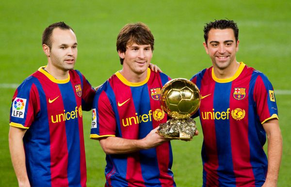 سلونا - 12 ژانویه آندرس اینیستا لئو مسی و خاوی هرناندز توپ طلای بازیکن جهان را در 12 ژانویه 2011 در ورزشگاه نوکمپ در سلونای اسپانیا به هواداران fc celona اهدا کردند