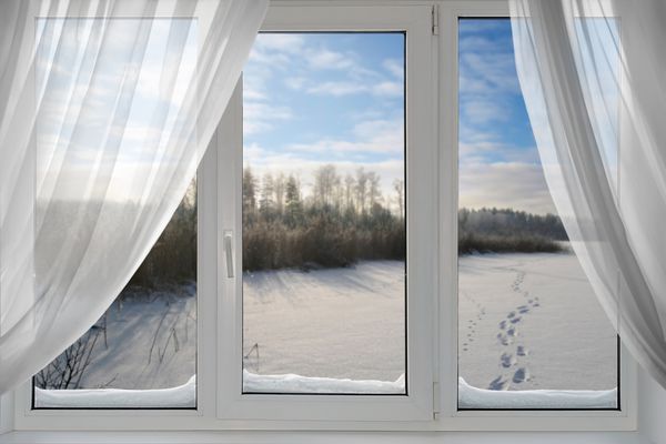 نمای زیبای زمستان از پنجره