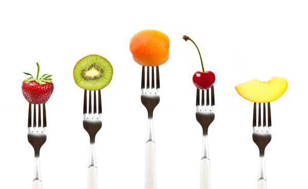 میوه ها در مجموعه چنگال ها رژیم غذایی و مفهوم تغذیه سالم