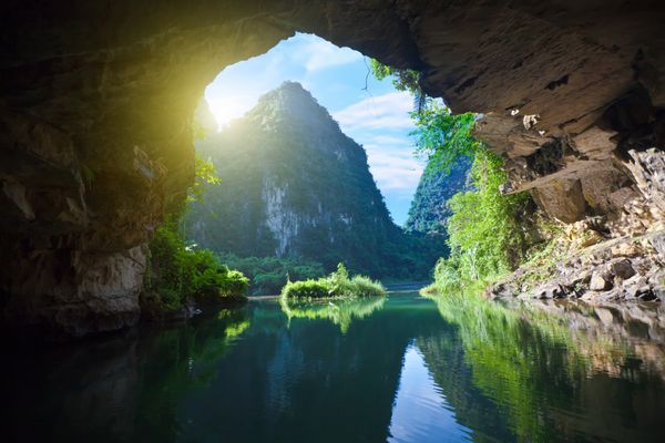 منظره زیبای کوه از غار پارک ملی تام کوک ویتنام