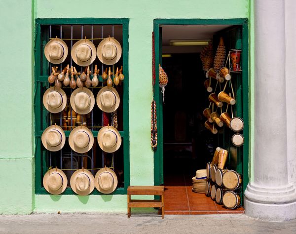 نمای خانه ای قدیمی که کلاه لوازم موسیقی گردنبندهای مذهبی و سایر صنایع دستی سنتی در هاوانا می فروشد