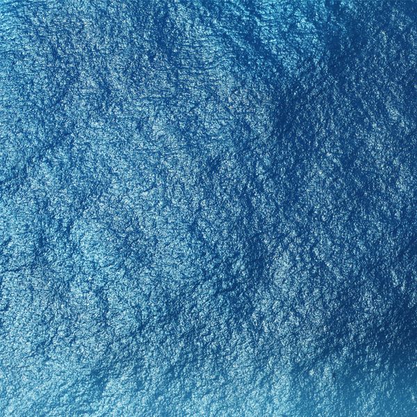 موج سواری در دریای استوایی آبی با امواج و امواج نمایی از هواپیما حدود 500 متر