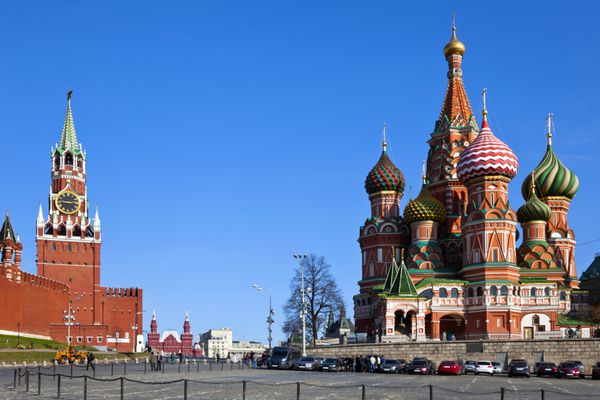 کلیسای جامع شفاعت سنت ریحان و برج اسپاسکی کرملین مسکو در میدان سرخ در مسکو روسیه