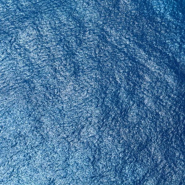 موج سواری در دریای استوایی آبی با امواج و امواج نمایی از هواپیما حدود 500 متر