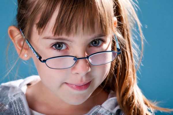 زیبای هشت ساله با عینک