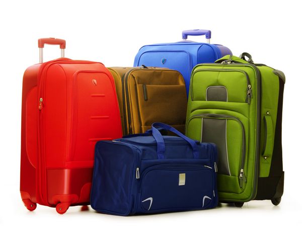 چمدان متشکل از چهار چمدان بزرگ و کیف مسافرتی جدا شده روی سفید
