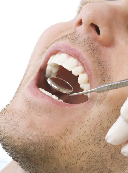 معاینه دندان های بیمار