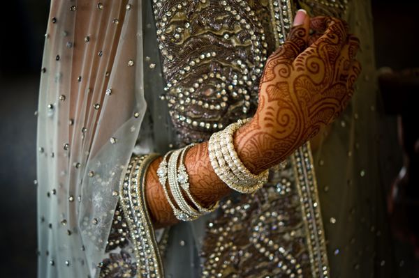 تصویر حنا بر روی عروس هندی با لباس زیبا