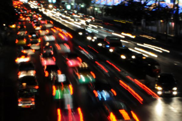 ترافیک شهر در شب - فوکوس نرم با تاری حرکت