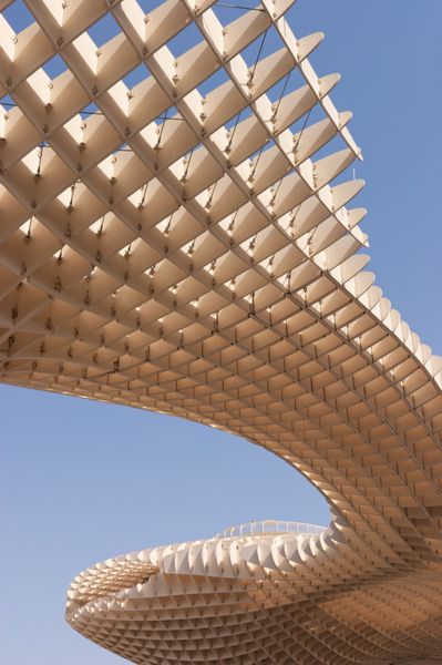 سویا اسپانیا - 12 آگوست چتر بزرگ شهری در میدان د لا انکارناسیون در 12 آگوست 2011 در سویل اسپانیا طراحی شده توسط جی مایر h معماران از چوب چسبانده شده با پوشش پلی اورتان ساخته شده است
