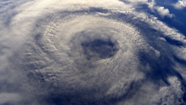 یک طوفان روی زمین از sp تصویر رندر شده مشاهده می شود
