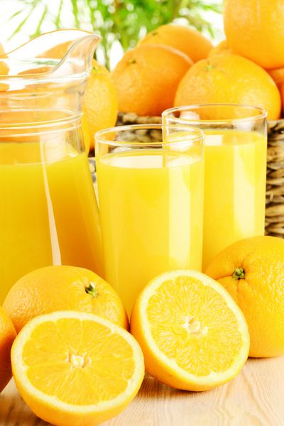 دو لیوان آب پرتقال و میوه