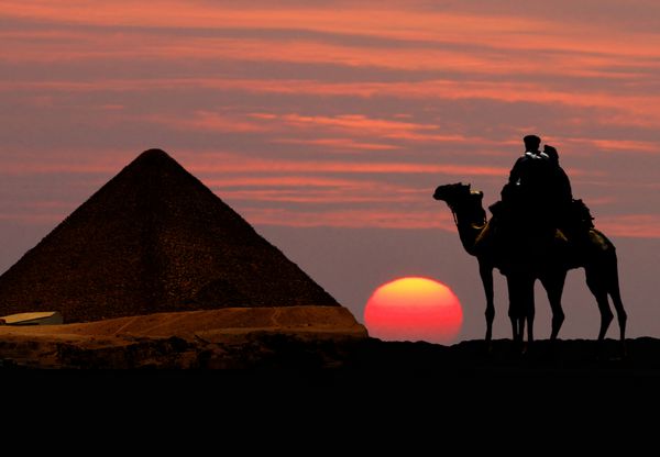 نماد مصر - هرم شتر و غروب خورشید