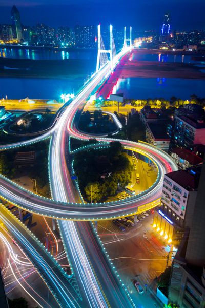 نمای شب از پل و شهر در شانگهای چین