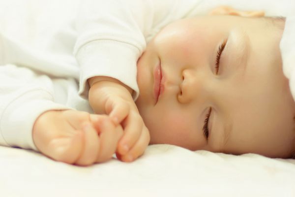پرتره نزدیک از یک نوزاد زیبا در خواب
