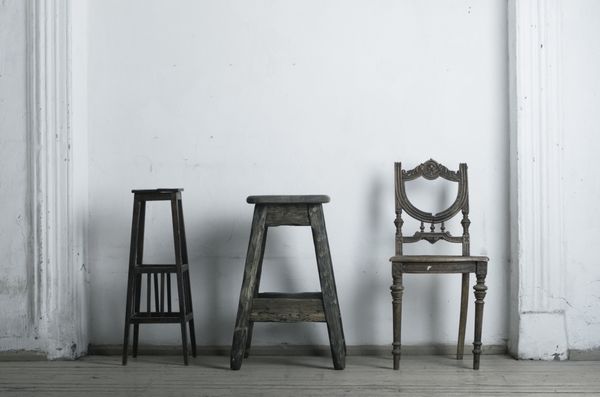 سه صندلی رترو در مقابل یک دیوار سفید