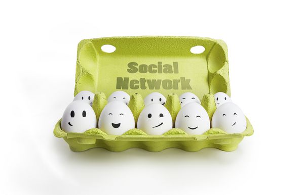 گروهی از تخم‌مرغ‌های شاد با ف‌های خندان که نشان‌دهنده یک شبکه اجتماعی است ده تخم مرغ سفید در یک جعبه کارتن جدا شده بر روی پس زمینه سفید