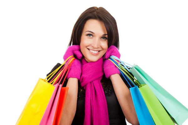 زن خرید زمستانی شاد و خندان کیسه های در دست جدا شده در پس زمینه سفید