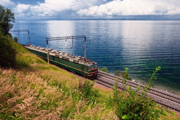 قطار در راه آهن ترانس بایکال روسیه
